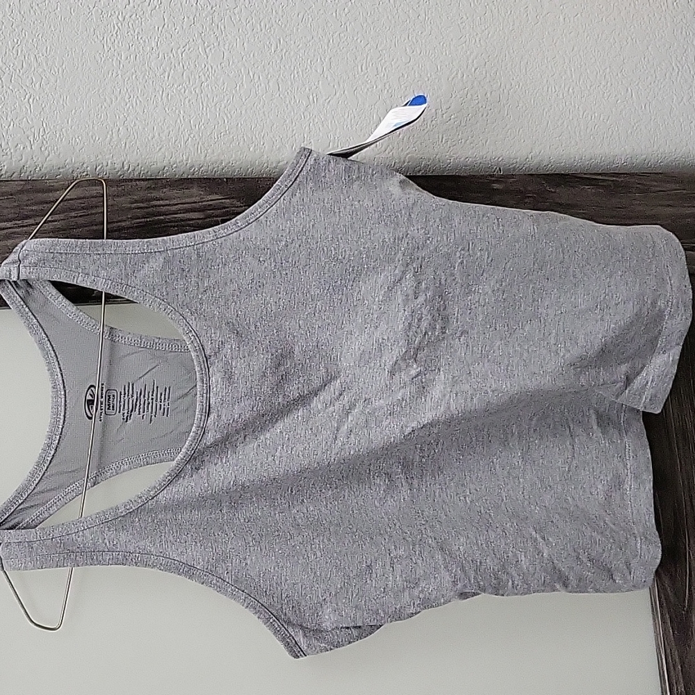 M, gray tank.